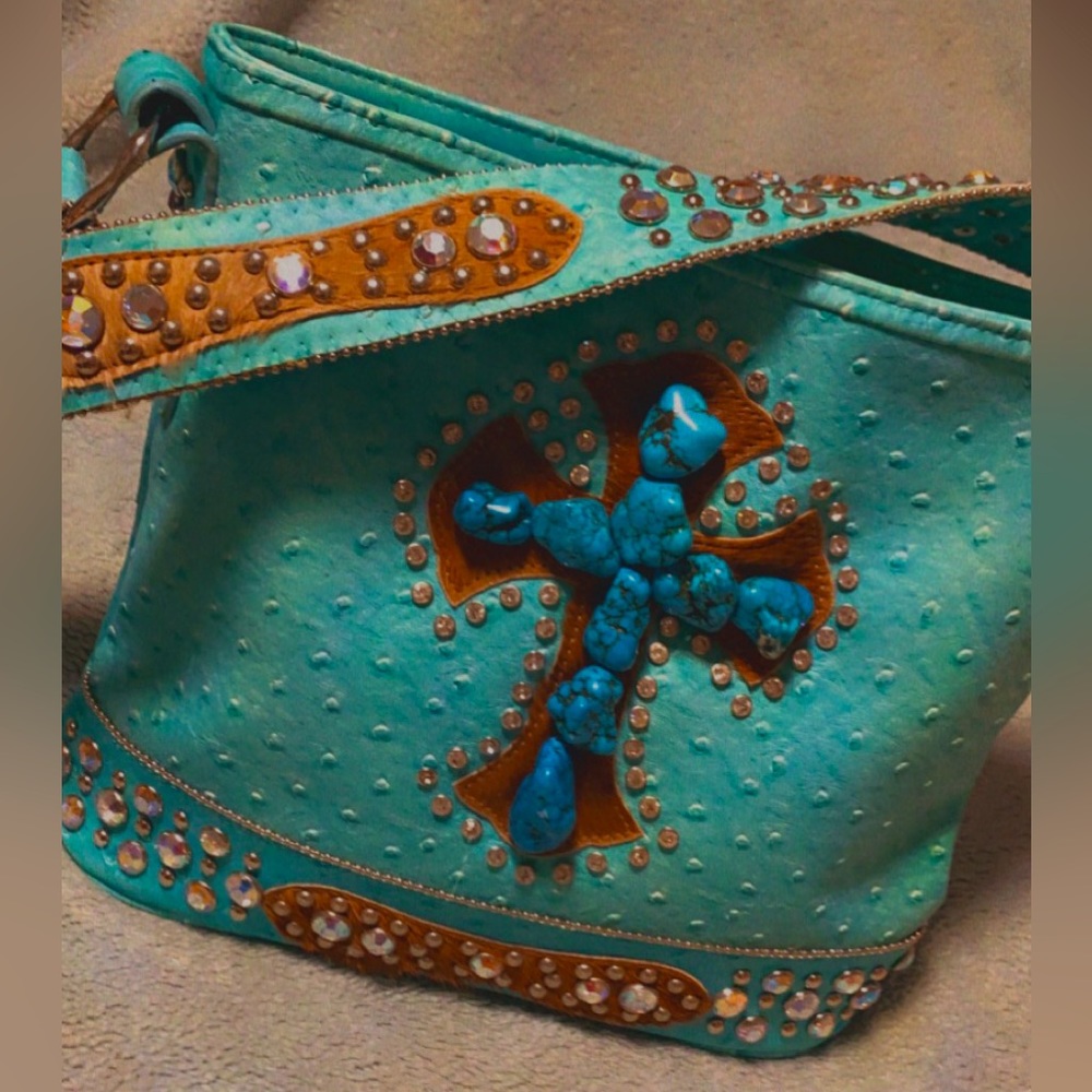 sky blue,with a snake finish and lots of shiny stones on the handle